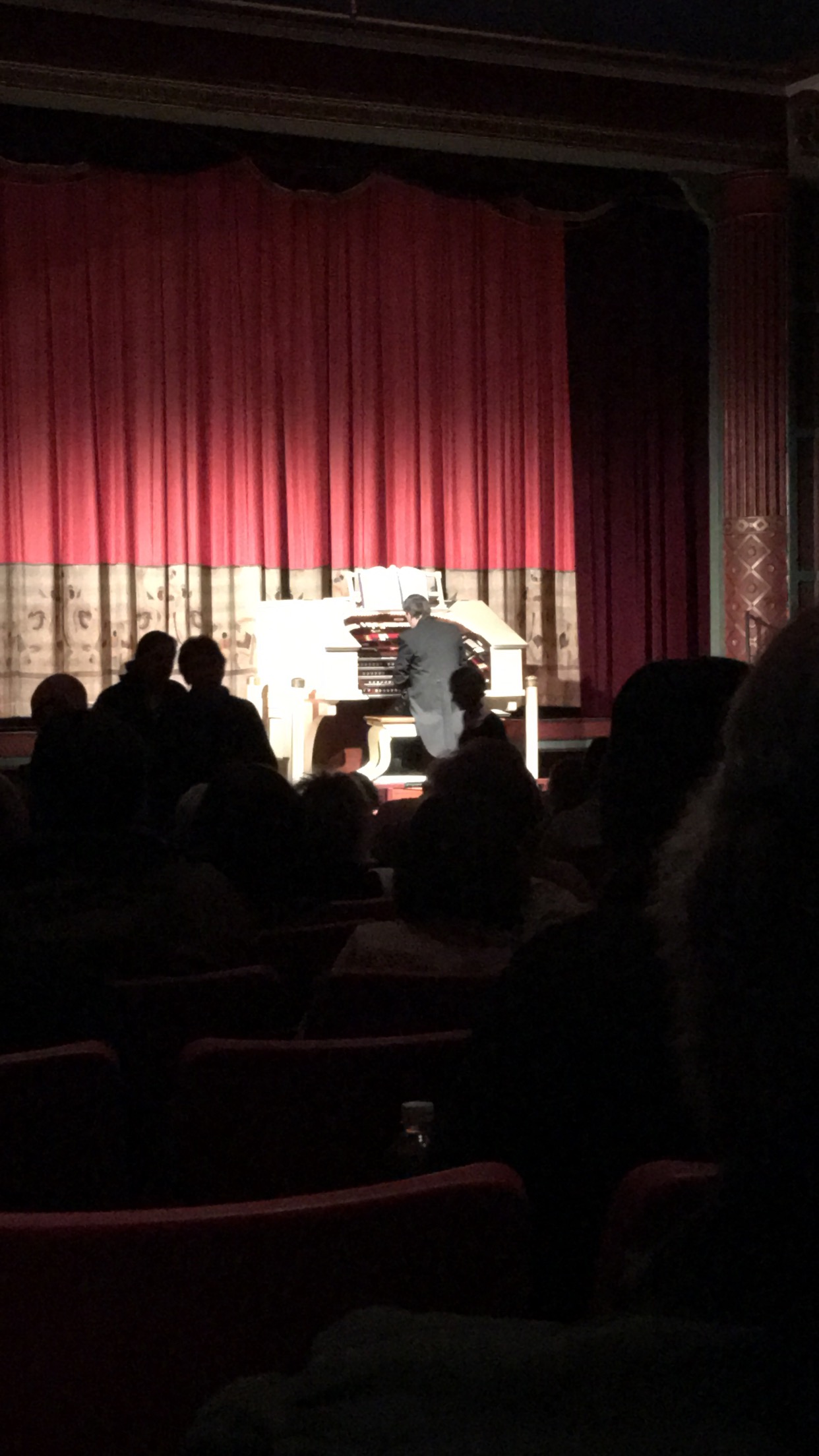 The Wurlitzer playing before the show