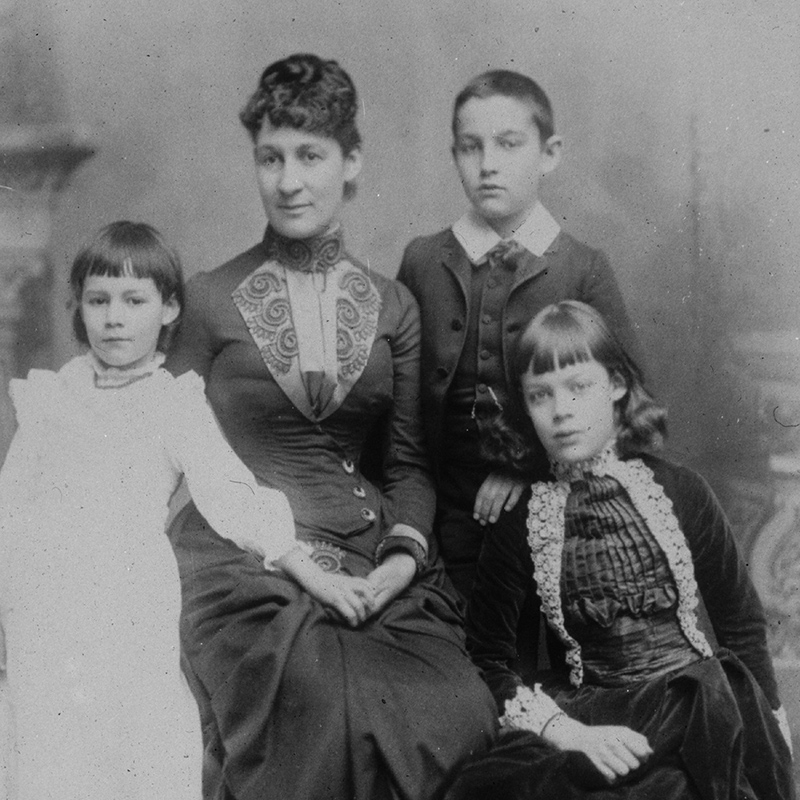 Marion Ramsey with her three children (image courtesy of www.mnhs.org)
