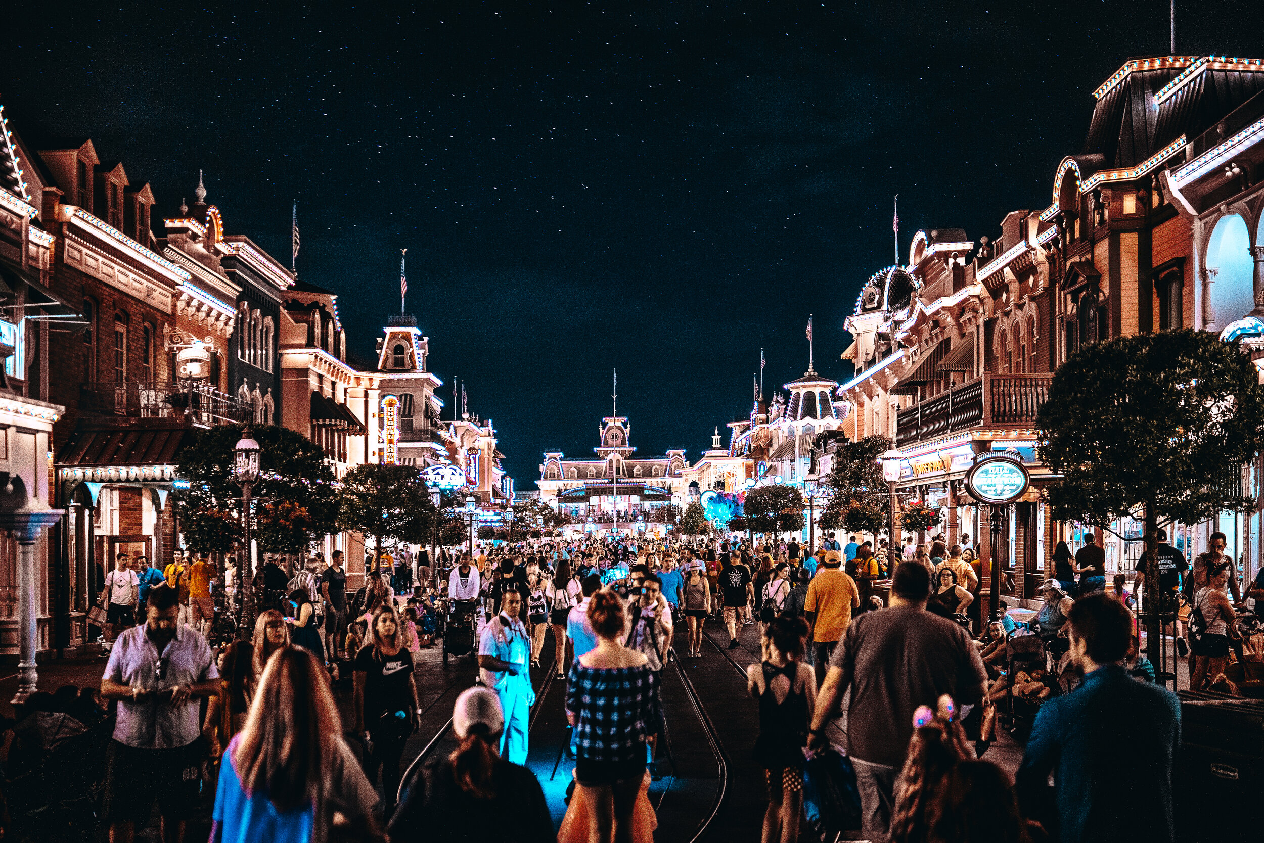 Disney Worlds recreated main street (Image courtesy of Unsplash)