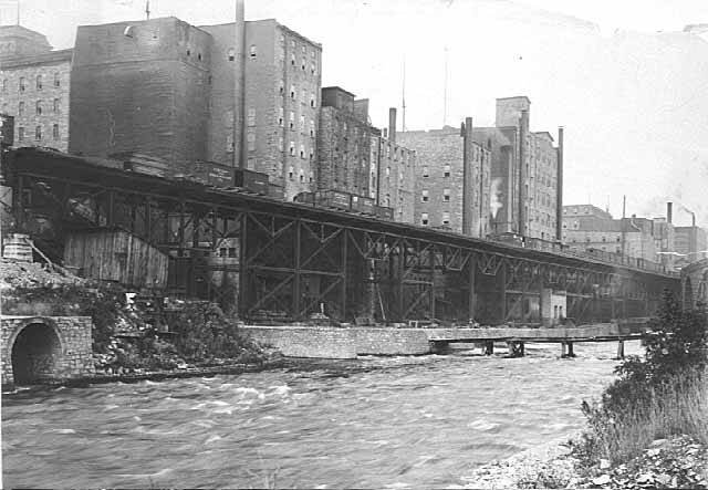 Minneapolis riverfront before the decline of the four milling industry (Source: minneapolisparkhistory.com)